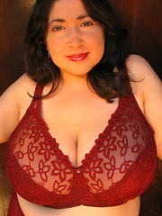 Busty latin woman Diana 34HH in tight red bra