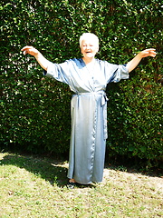 Giving my granny pussy a nice tan