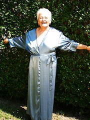 Giving my granny pussy a nice tan
