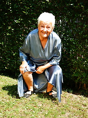 Giving my granny pussy a nice tan